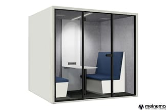 Witte belcel met glazen deuren, grijze akoestische wanden, LED-verlichting, wit bureau en blauwe stoel.
