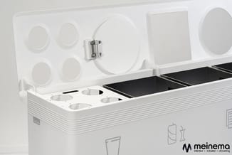 Witte kitchenette met open bovenkast, roestvrijstalen aanrechtblok met spoelbakken en inbouwapparatuur, geopend deurtje met s