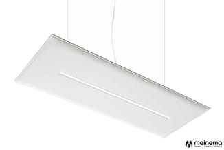 Rechthoekige witte hanglamp met matte afwerking en centraal lichtspleet, tegen witte achtergrond.