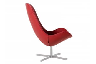 Rode design fauteuil met gebogen rugleuning, zitschelp van kunstleer, zilveren kruispoot, vrijstaand tegen witte achtergrond.