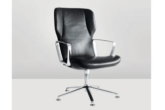 Zwarte leren bureaustoel met hoge rugleuning, wit metalen frame en armsteunen, op een vijfpotige verchroomde voet tegen een l
