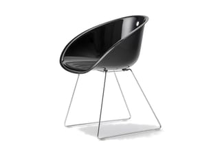 Zwarte kunststof stoel met ergonomische schaalvorm op grijs metalen sled-onderstel, tegen witte achtergrond.