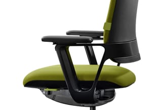 Ergonomische bureaustoel met groen stoffen zitting, zwart kunststof ruggesteun en armleuningen, zwart onderstel.