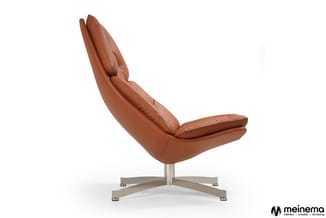Bruinlederen loungefauteuil met hoge gebogen rugleuning, zitverdieping en aluminium kruispoot op witte achtergrond.