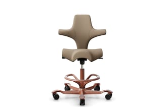 Ergonomische bureaustoel met beige bekleding, houten zuil, voetsteun en zwenkwielen op houten onderstel.