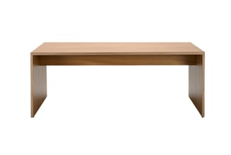 Houten bureau met rechthoekig blad en open onderstel van licht eikenhout, geen laden of kastjes.