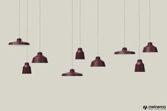 Negen bordeauxrode hangende lampen in verschillende maten tegen een lichte achtergrond. meinema-logo rechtonder.