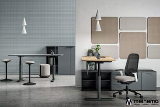 Modern kantoor met werkplek: zwarte bureaustoel, houten tafel, grijze kasten, akoestische panelen aan muur, witte hangende la