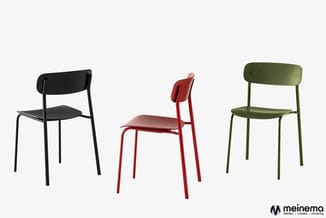 Drie stapelbare stoelen in zwart, rood en olijfgroen met metalen frame en gebogen rugleuning tegen witte achtergrond.