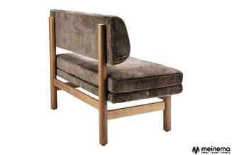 Houten fauteuil met grijsbruin gestoffeerde zitting en rugkussen, minimalistisch design met houten frame.