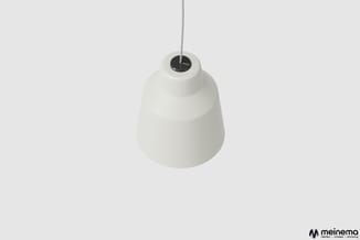 Witte hanglamp met peervormig design, metalen fitting met grijs snoer, tegen neutrale achtergrond.