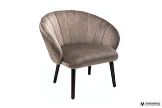 Grijsbeige fauteuil met geplooide rugleuning, zitting in fluweel, zwarte houten poten, geïsoleerd tegen witte achtergrond.