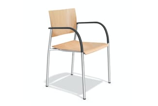 Houten stoel met armleuningen, zwarte gebogen armsteun, zilveren metalen frame en poten op witte achtergrond.