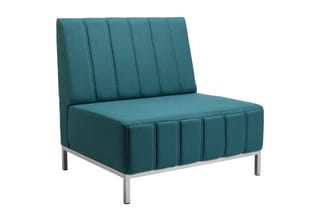 Petrol lounge fauteuil met gechannelde bekleding, zitgedeelte en rugleuning, op grijs metalen onderstel.