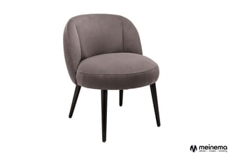 Grijze fauteuil met afgeronde vormen, zithoogte zitting, zwarte houten poten, minimalistisch design.
