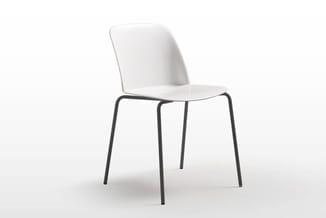 Witte kunststof stoel met zwart metalen frame, vierpootsbasis, modern ontwerp op neutrale achtergrond.
