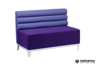 Paarse loungbank met blauwe geplooide rugkussens op witte poten, moderne kantoormeubel.