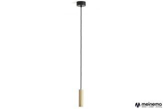 Hangende pendellamp met messing cilindervormige kap en zwart ophangbeugel op dunne kabel.