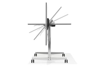 Moderne staande vergadergarderobe met zwart metalen frame, horizontale en verticale stangen, op wieltjes, tegen witte achterg