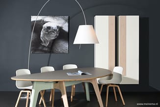 Ronde vergadertafel met grijs blad en licht hout onderstel, witte stoelen, hanglamp, muurfoto schildpad, kasten met hout en w