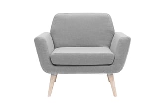 Grijze fauteuil met afgeronde armleuningen, licht gestoffeerd zitgedeelte en houten poten in natuurlijke kleur.