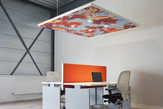 Modern kantoor met wit bureau, beige ergonomische stoelen, oranje akoestische paneel, grijze garagedeur en hangende plafondla