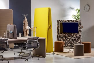 Modern kantoorruimte met donkerblauwe wand, geel akoestisch scherm, werkplek met bureaustoel, bruine poefs, patterned kastrui