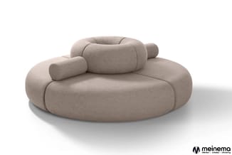 Ronde beige loungebank met organische vormen, cylindrische armleuningen en gestoffeerde zitting tegen witte achtergrond.