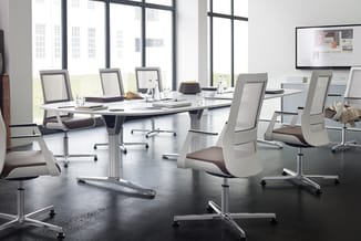Moderne vergaderruimte met witte vergadertafel, grijze bureaustoel met mesh-rugleuning en witte/bruine bekleding, grote ramen