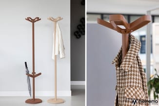 Twee houten kapstokken met uitgeklapte armen: bruin en naturel, met hangende kleding. Close-up toont bruine gebreide jas op n