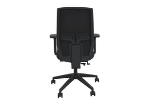 Zwarte kantoorstoel met armleuningen, ergonomische rugleuning en vijfpunts wielbasis, frontaal gefotografeerd tegen witte ach
