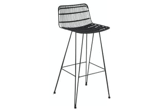 Zwarte barstoel met rattan-look rugleuning, zwart zitgedeelte en metalen frame met voetsteun.