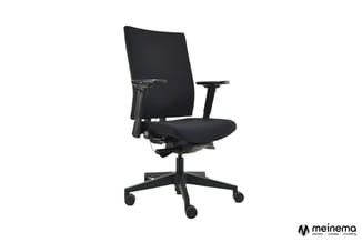 Zwarte ergonomische bureaustoel met netrug, zitverhoging, verstelbare armleuningen en zwart kruisvoetonderstel met wielen.
