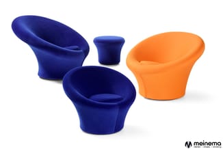 Vier blauwe stoelen en één oranje stoel met ronde, organische vormen en gewelfde zitoppervlakken, meinema-logo onderaan.