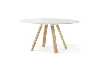 Ronde vergadertafel met wit blad en houten poten in natuurlijke houtkleur, vier poten in getapereerde vorm.