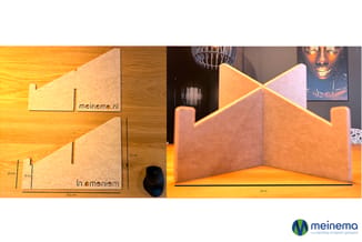 Bouwplannen en afgewerkt akoestisch scherm van roze/beige vilt met houten frame, 24 cm breed, voor kantoorseparatie.