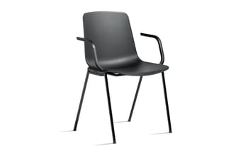 Zwarte kunststof stoel met armleuningen op vierpoten metalen frame, modern design.