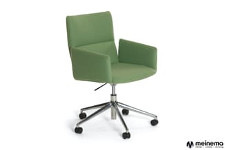 Groene kantoorstoel met armleuningen en wieltjes op een verchroomd voetsteun tegen witte achtergrond.