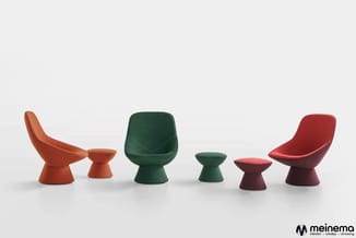 Zes fauteuils en tafels in terracotta, groen en bordeaux, verschillende hoogtes, op neutrale achtergrond. Meinema-logo rechts