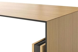 Houten bureau met lichte eiken afwerking, zwarte rand en uitschuifbare lade onderaan.