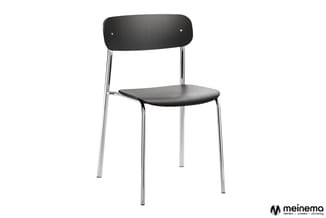 Moderne stoel met zwart kunststof zitting en rugleuning, chromen metalen frame, eenvoudig design.
