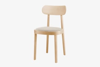 Houten stoel met naturel fineer, grijsbeige zitting en gebogen rugleuning, vier rechte poten.