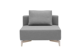 Grijze fauteuil met armleuningen, rugkussen en houten poten, frontaal gefotografeerd tegen witte achtergrond.