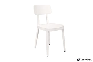 Witte stoel met rechthoekige zitting, gebogen rugleuning en vier slank uitlopende poten op witte achtergrond.
