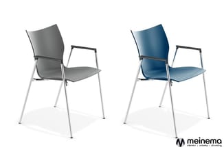 Twee kantooorstoelen met metalen frame en kunststof zitting en rugleuning, één in grijs en één in donkerblauw, beide met arms