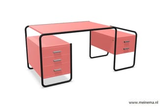 Rood bureau met zwart metalen frame en twee zijdelingse kastmodules met laden, frontaal gefotografeerd.