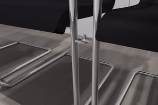 Aluminium scheidingswand met wit paneel en zwarte zit-sta bureaus met grijze werkbladen in kantoorruimte.