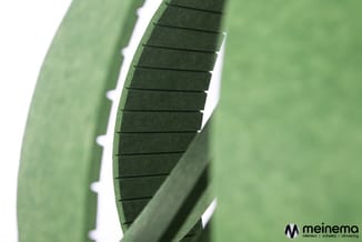 Groene lamellen van een akoestisch paneel in close-up, met textuurdetails zichtbaar.