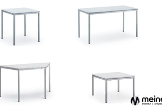 Vier grijze aluminium tafels in verschillende afmetingen met licht grijs tafelblad, staande weergave.