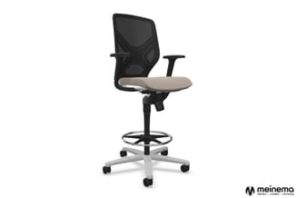 Ergonomische bureaustoel met zwart gazen rug, beige zitting, armsteun, voetsteun en wit onderstel op wieltjes.
